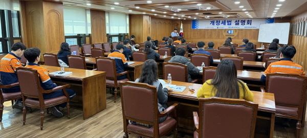 -포항상공회의소는 10일 2층 대회의실에서 재정경제부 대한상공회의소와 공동으로 회원업체 회계세무 담당 부서장 및 실무자들이 참석한 가운데 개정세법 설명회를 개최했다 사진 포항상공회의소