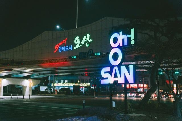 -오산시 경계에 설치한 웰컴사인 야간 모습 사진 오산시