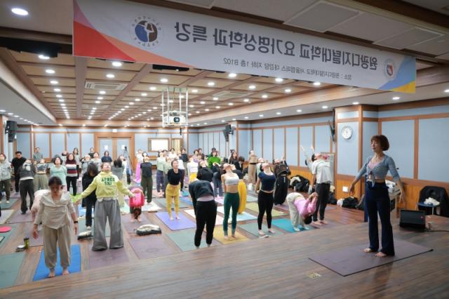 NSP통신-곽지혜 교수가 비니요가를 통한 에너지요가 실습 주제로 특강을 하고 있다. (사진 = 원광디지털대)