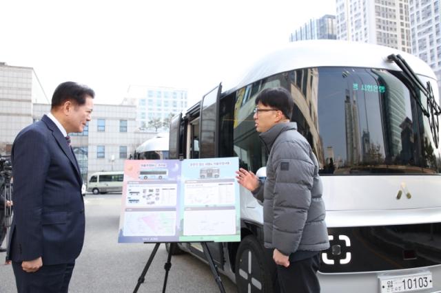 NSP통신-최대호 시장(왼쪽)이 10일 오전 시청 정문에서 관계자로부터 레벨4 자율주행 셔틀에 대한 설명을 듣고 있다. (사진 = 안양시)