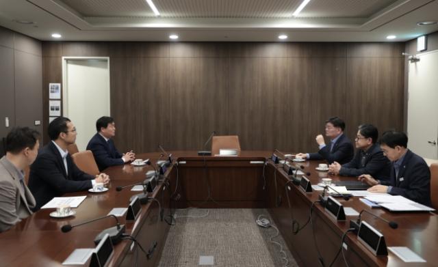 NSP통신-10일 시흥시가 경기주택도시공사GH 본사를 방문해 광명시흥 도시첨단산업단지 선도기업 유치를 위한 공동 협력 요청을 위한 면담을 진행하고 있다 사진 시흥시