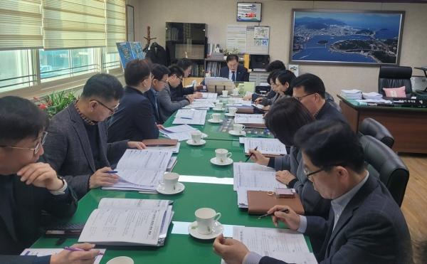 -여수시가 중동사태 민생경제 안정 대책 마련을 위한 긴급 간부회의를 진행하고 있다 사진 여수시