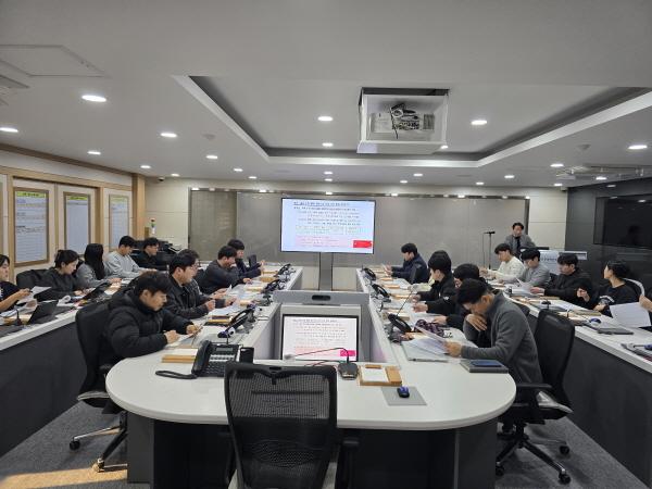 NSP통신-상주시는 관내 하천과 계곡 주변 불법행위(건축물·경작행위 등)를 근절하기 위해 지난 9일 24개 읍·면·동 하천 담당자를 대상으로 2026년 상주시 하천·계곡 주변 불법 점용 정비 추진 회의를 개최했다. (사진 = 상주시)