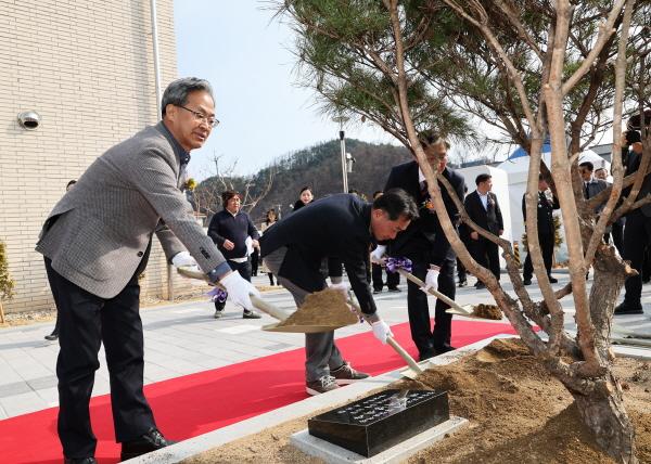 NSP통신-오도창 영양군수가 관계자들과 기념식수를 하고 있다. (사진 = 영양군)