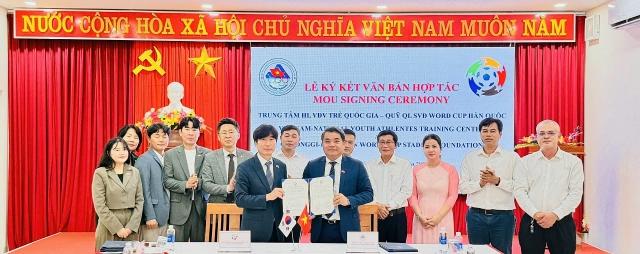 -10일 경기수원월드컵재단이 베트남 다낭시에서 베트남 국가 청소년 선수 훈련센터를 찾아 한-베 스포츠문화 협력을 위한 업무협약을 체결하고 참석자들이 기념촬영 하는 모습 사진 경기수원월드컵재단