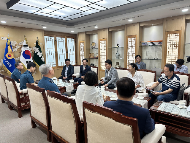 NSP통신-지난 2024년 8월 8일 하은호 군포시장이 김봉식 남부청장에게 주민들의 반대 의사를 대변하고 있다 사진 군포시