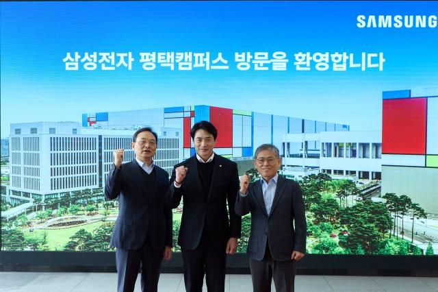 NSP통신-11일 한준호 민주당 경기도지사 경선 후보가운데가 삼성전자 평택캠퍼스를 방문했다 사진 한준호 의원실