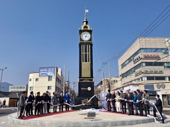 NSP통신-광양읍 목성중앙로사거리 회전교차로 시계탑 제막식 사진 광양로타리클럽