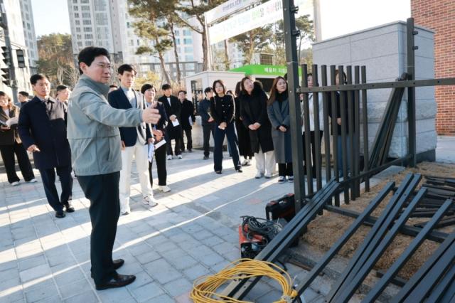 NSP통신-이상일 시장이 2월 26일 용인솔빛초중통합학교를 찾아 주요 시설을 살피는 모습 사진 용인특례시