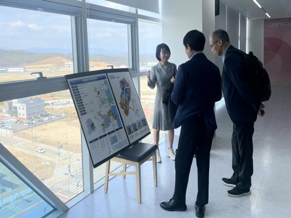 NSP통신-대구경북경제자유구역청은 12일 일본무역진흥기구JETRO 관계자를 초청해 DGFEZ 현장 투자유치 설명회 행사를 개최했다고 밝혔다 사진 대구경북경제자유구역청