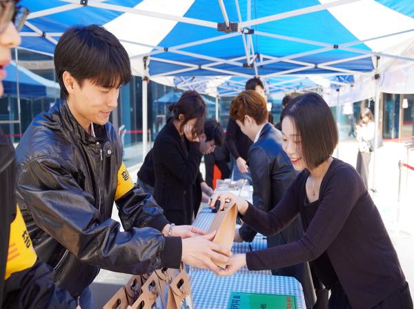 NSP통신-영남이공대학교는 지난 11일 천마스퀘어 잔디광장에서 YNC 첫걸음 페스타를 열었다 사진 영남이공대학교