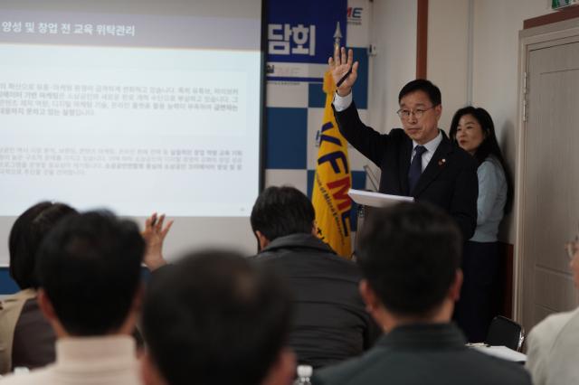 NSP통신-더불어민주당 위성곤 국회의원이 소상공인연합회와 간담회를 열고 소상공인회의소 설립 등에 대해 밝히는 한편 간담회장에서 소상공인 등에게 인사를 하고 있다 사진 위성곤의원실