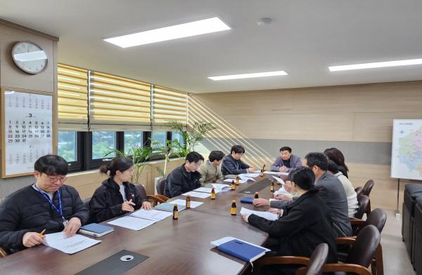 NSP통신-영양군은 12일 부군수실에서 하천계곡 불법 점용시설 전수조사에 앞서 TF 단장인 차광인 부군수 주재로 하천계곡 구역 등 담당 팀장 및 담당자 11명이 참석해 대책 회의를 개최했다 사진 영양군