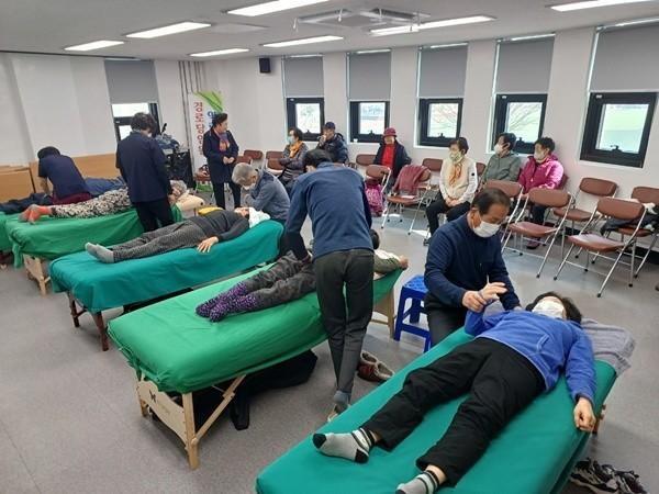 NSP통신-곡성군 어르신들이 전통활법 프로그램에 참여하고 있다. (사진 = 곡성군)