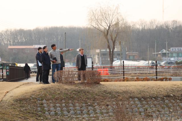 NSP통신-관계자들과 왕송호수공원 일대를 점검하고 있는 김성제 시장 사진 의왕시