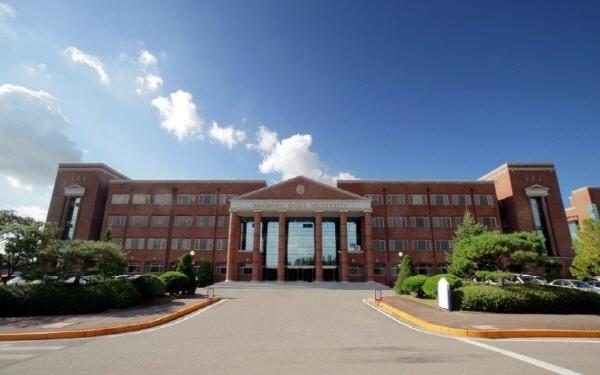 NSP통신-포항시는 한동대학교 캠퍼스 내 건축물의 지진 안전성을 확보하기 위해 지진안전 시설물 인증 지원사업을 추진한다고 12일 밝혔다. 한동대학교 전경 (사진 = 포항시)