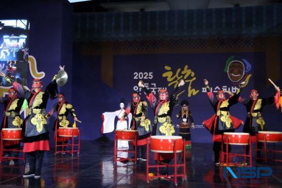 NSP통신-탈춤축제기간 다양한 국가의 공연단과 관람객이 함께 참여하는 행사로 축제의 대표 프로그램 글로벌 마스크 야간 퍼레이드가 진행된다 사진 김오현기자25년 10월 5일 촬영