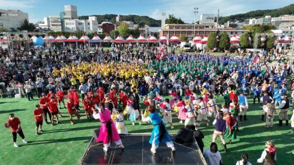 NSP통신-탈춤 공연과 KPOP을 결합한 참여형 프로그램을 확대해 전통 공연과 대중문화가 결합된 무대로 축제의 볼거리를 한층 넓힐 예정이다 사진 안동시