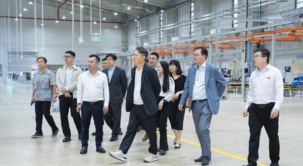 NSP통신-곽재선 회장 현장 방문 모습(왼쪽 다섯번째 KGM 곽재선 회장) (사진 = KGM)