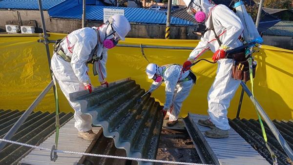 NSP통신-강진군이 슬레이트 철거 공사를 진행하고 있다 사진 강진군