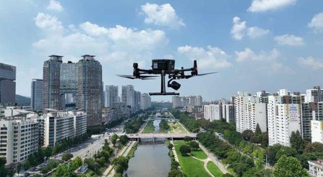 NSP통신-탄천 하늘을 날고 있는 성남시 드론 모습 사진 성남시