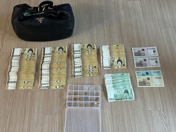 NSP통신-용인특례시가 지방세 체납 특별징수대책 활동 가운데 고액상습 체납자 가택수색에서 압류한 현금과 물품들 사진 용인특례시