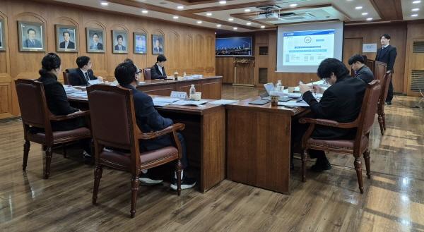 NSP통신-포항상공회의소가 운영하는 경북동부FTA통상진흥센터는 지난 11일 2층 회의실에서 지역 수출기업의 안정적인 해외시장 진출과 수출 경쟁력 강화를 위해 OK FTA 컨설팅 용역수행사 선정 심의위원회를 개최했다 사진 포항상공회의소