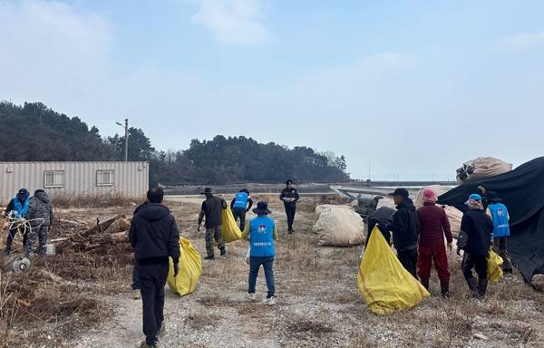 NSP통신-장흥군이 지난 12일 완도해양경찰과 함께 용산면 남포 일대에서 해안가 환경정화 활동을 실시하고 있다 사진 장흥군