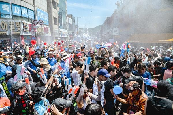 NSP통신-지난 해 정남진 장흥 물축제에서 선보인 살수대첩 거리 퍼레이드 사진 장흥군