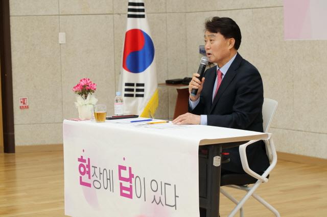 NSP통신-하은호 군포시장이 동 순회 민원상담소 찾아가는 이동시장실을 진행하고 있다 사진 군포시