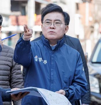 NSP통신-진교훈 서울 강서구청장이 화곡1동 일대 정비사업지 현장을 가리키며 바라보고 있다 사진 서울 강서구청