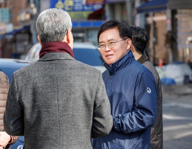 NSP통신-진교훈 서울 강서구청장오른쪽이 화곡3동 일대 정비사업지 현장을 찾아 지역 주민과 대화하고 있다 사진 서울 강서구청