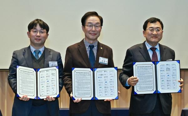 NSP통신-경주시는 경상북도교육청 신라공고 지역 기업대학 등과 함께 AI 미래 모빌리티 협약형 특성화고 지산학 업무협약을 체결했다 사진 경주시