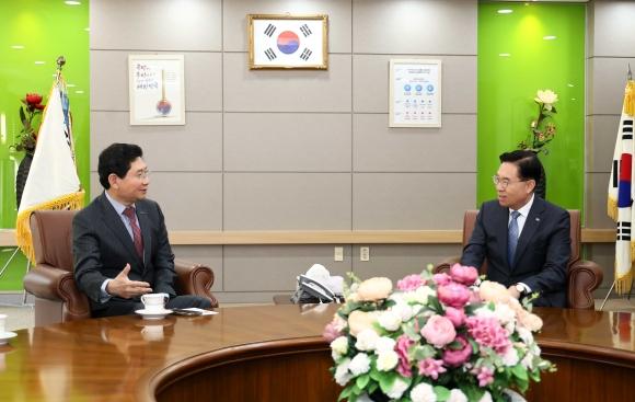 NSP통신-13일 이상일 용인시장이 한국기계연구원에서 류석현 원장과 반도체 경쟁력 강화 방안을 논의하고 있다 사진 용인특례시