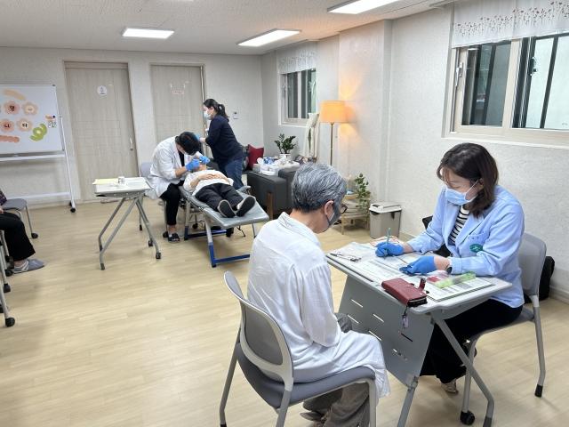 NSP통신-보건소 의료진이 노인케어안심주택을 방문해 구강검진 등 맞춤형 건강관리 서비스를 제공하고 있다 사진 안산시