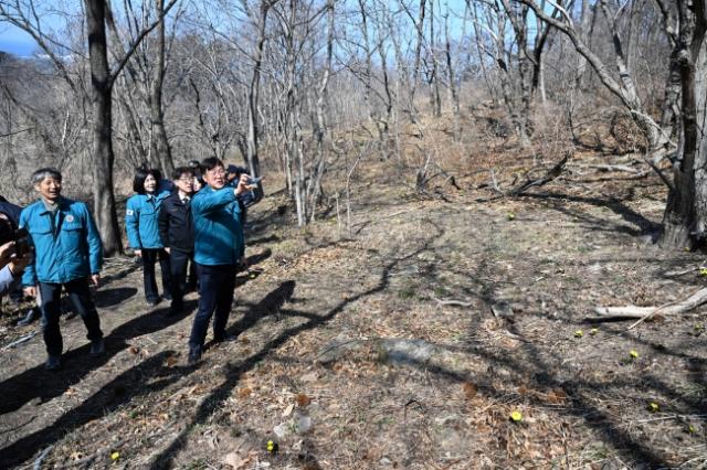 NSP통신-이민근 안산시장이 13일 풍도에서 열린 제16회 일사천리 민생안전회의에서 풍도 야생화 군락지를 점검하고 있다 사진 안산시