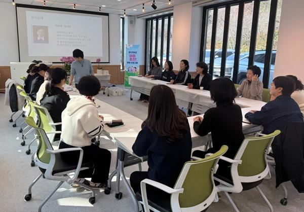 NSP통신-강진군 강진읍 보은산 힐링센터에서 진행된 중년여성 마음충전 힐링 프로그램. (사진 = 강진군)