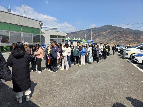 NSP통신-키링을 받으려는 관광객들의 줄 광양시청