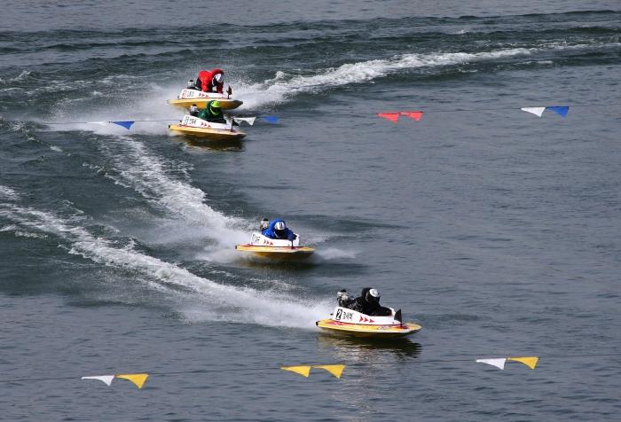 NSP통신-미사경정장에 등바람이 부는 가운데 선수들이 결승선을 향해 질주하고 있다 사진 국민체육진흥공단