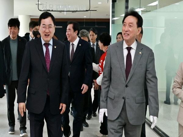 NSP통신-김석기 국회의원오른쪽과 주낙영 경주시장이 16일 감포읍 문무대왕 해양역사관 준공식 이후 전시관 내부를 둘러보고 있다 사진 경주시