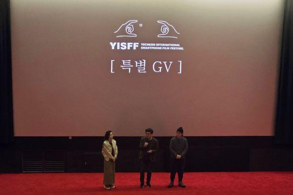 NSP통신-이날 상영회에는 양윤호 감독 장철수 감독 봉만대 감독 임찬익 감독 이우철 감독을 포함해 이현진 배우 김민상 배우 손종학 배우 최덕문 배우 문재영 배우 등 유명 영화인들과 초청작 감독 배우들이 참석했으며 이태리 감독이 진행하는 GV관객과의 대화도 함께 마련됐다 사진 예천군