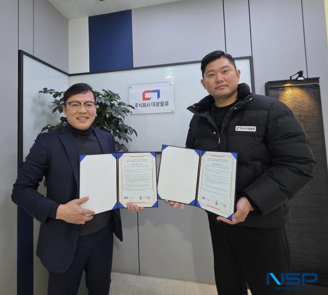 NSP통신-김광현 션킴모터스 회장왼쪽과 여승현 대광물류 대표가 매연 저감 및 연비개선에 대한 업무협약MOU을 체결했다 사진 김종식 기자