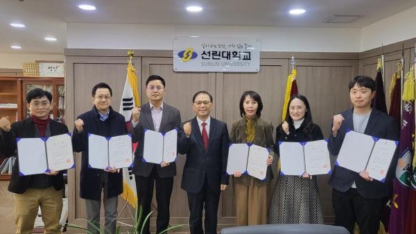 NSP통신-포항 선린대학교는 오는 20일 개교 57주년을 기념해 16일 총장실에서 교직원 근속표창 수상식을 가졌다 사진 포항 선린대학교