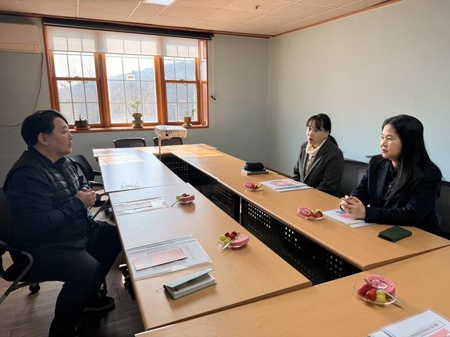 NSP통신-13일 신현주 화성시 돌봄복지국장왼쪽이 장애인 거주시설 생활공간을 둘러보며 현장을 점검하는 모습 사진 화성시