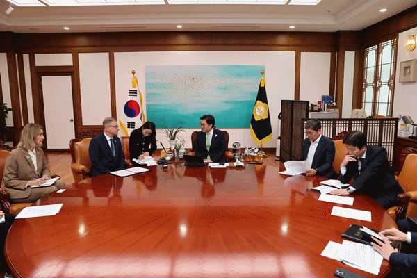 NSP통신-우원식 국회의장이 이반 얀차렉 주한체코대사 일행을 접견하고 있다 사진 국회의장 공보 수석실