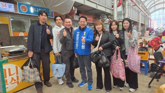 NSP통신-박성현 광양시장 예비후보 전통시장 찾은 시민들과 기념 찰영 사진 박성현 광양시장 예비후보 선거사무소