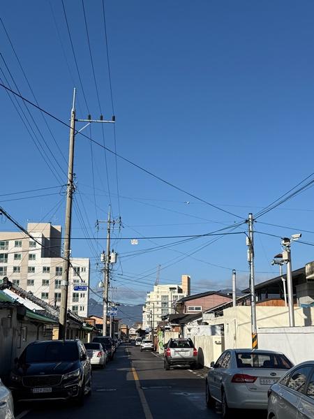 NSP통신-담양군이 2026년 공중케이블 정비사업 공모에 선정돼 도심미관 향상이 기대된다 사진은 무질서하게 얽혀있는 전선 사진 담양군