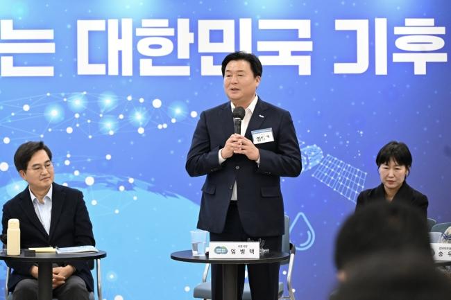 NSP통신-16일 시흥시근로자종합복지관에서 열린 도민 참여형 기후정책 타운홀 미팅 행사에서 임병택 시장이 축사를 하고 있다 사진 시흥시