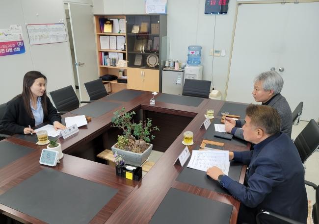 NSP통신-신진옥 탄소중립지원센터장이 ESG탄소중립교육원과 2차 실무협의회를 진행하고 있다 사진 안산환경재단