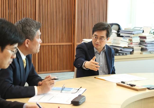 NSP통신-17일 오전 김동연 경기도지사가 김성중 행정1부지사와 주요 실국장이 참석한 가운데 민생과 에너지분야 추경을 위한 긴급 전략회의를 하고 있다 사진 경기도